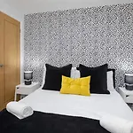 Apartment 1 The Keyes- Stylish & Spacious With Free Parking *